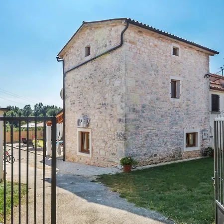 3 Bedroom Beautiful In Svetvincenat
