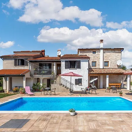 3 Bedroom Beautiful In Holiday home Svetvincenat