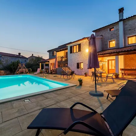 3 Bedroom Beautiful In Svetvincenat