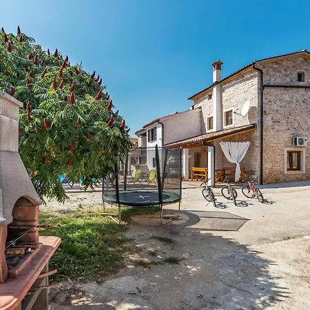 Holiday home 3 Bedroom Beautiful In Svetvincenat