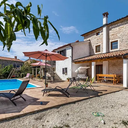 Holiday home 3 Bedroom Beautiful In Svetvincenat